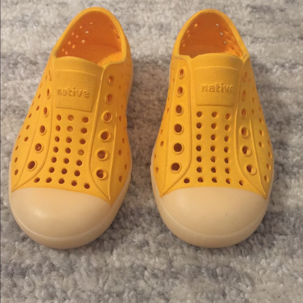 Size C7 yellow Native sandles.